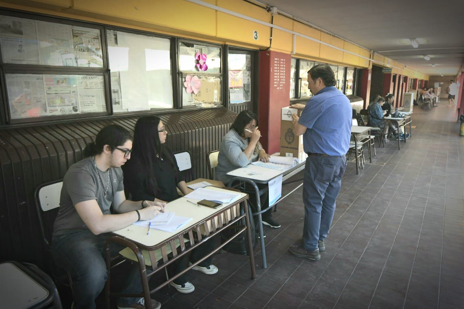 Abrieron las mesas en Mendoza para el balotaje 2023 - Orlando Pelichotti / Los Andes