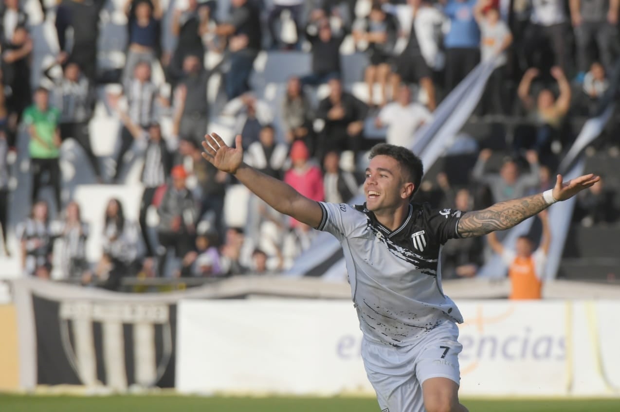 Nicolás Romano festeja el tercer tanto del Lobo ante Alvarado. Campañón del Lobo. / Ignacio Blanco (Los Andes).