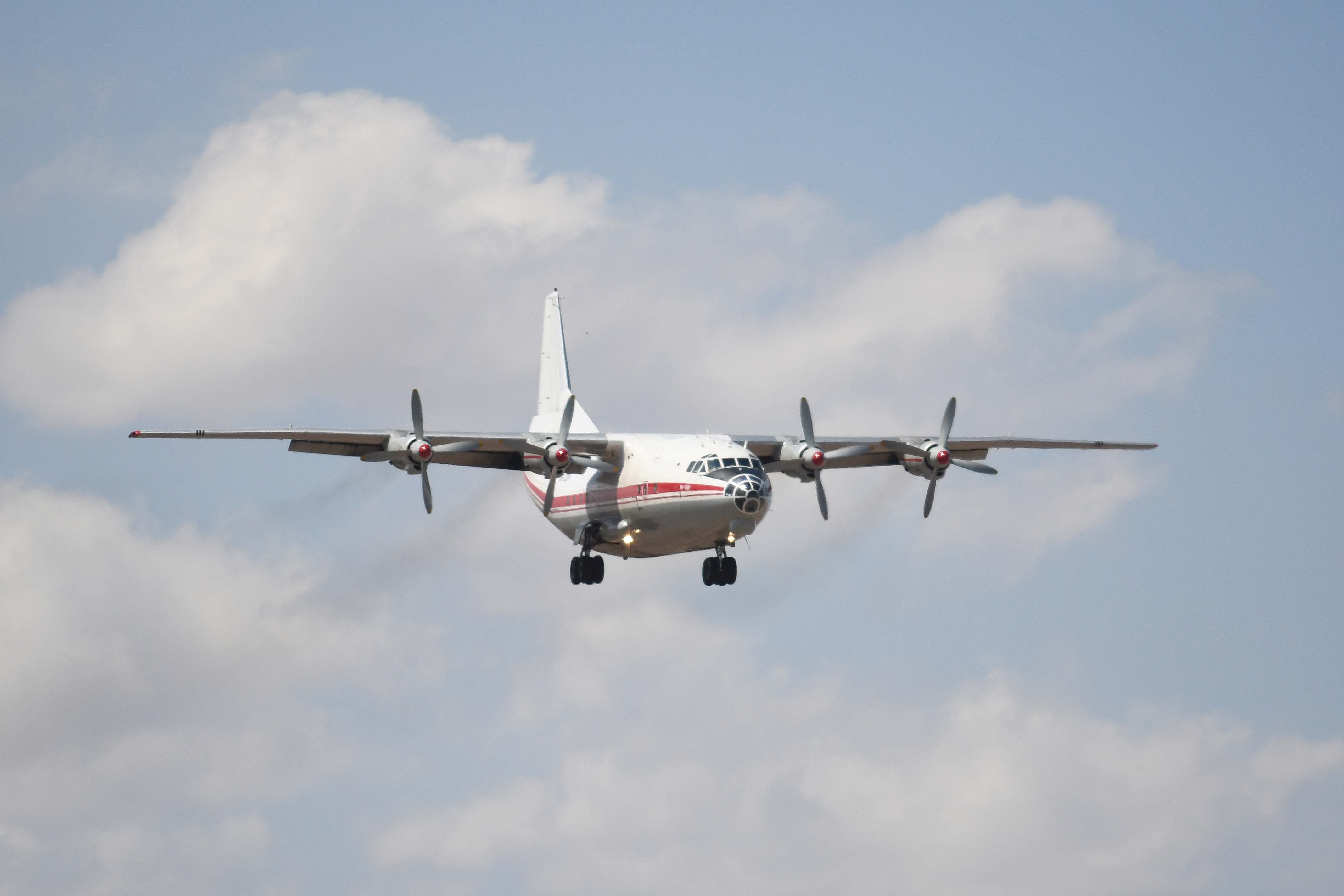 Aterrizaje avión Antonov An-12 NB