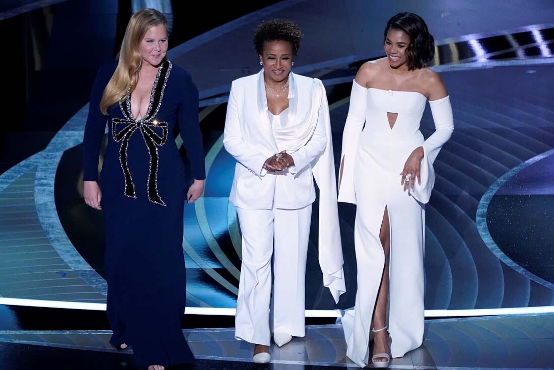 Las presentadoras Amy Schumer,, Wanda Sykes y Regina Hall . (AP Photo/Chris Pizzello)