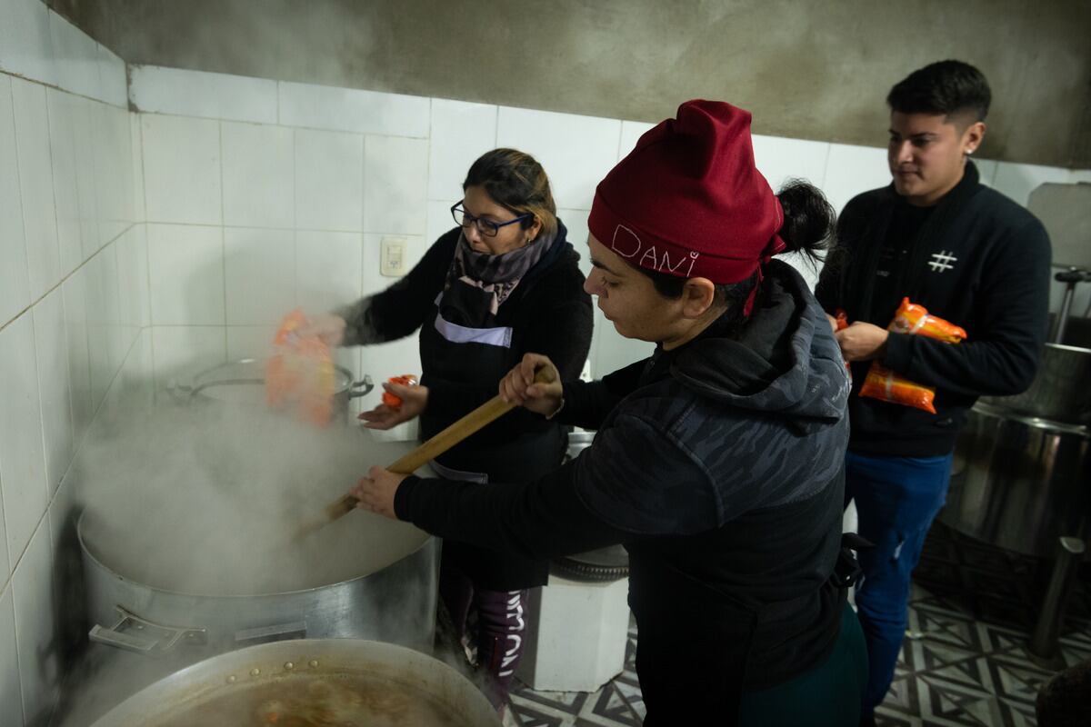 Movimiento Evita, Maipú. Mujeres referentes unidades productivas ayudan en el merendero Luz del Alma donde dan merienda para 300 niños por día,  ubicado en el barrio 25 de mayo de Rodeo del Medio donde también realizan costura y elaboran conservas.
En el Sum y playón deportivo  Micaela Garcia realizan tareas de contención para las familias del barrio Unidos por una Esperanza. 
Daniela Santana prepara lentejas con arroz para entregar viandas.
Foto: Ignacio Blanco / Los Andes 