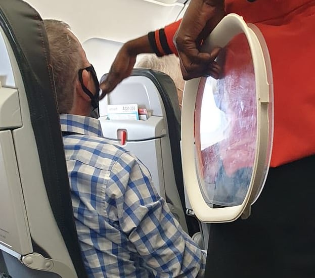 Arreglan una ventana en un avión