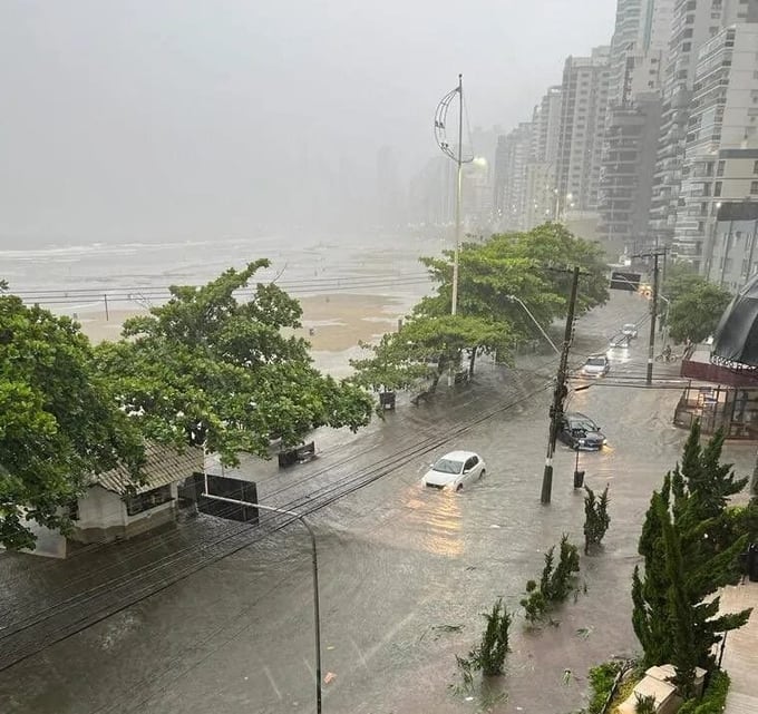 Un fuerte temporal inundo varias localidades de Santa Catarina, sobre todo en el Balneario Camboriú, Brasil.