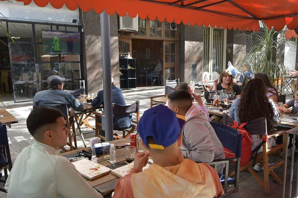 Los lugares en donde se vendan bebidas alcohólicas deberán suspender su comercialización a las 20 del sábado y podrán retomar a las 21 del domingo. / Foto: Ignacio Blanco 