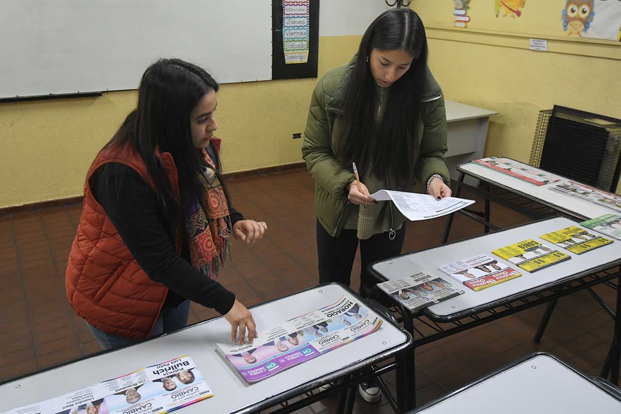 Elecciones PASO presidenciales 2023 en la provincia de Mendoza, Presidentes de mesa y fiscales preparan el cuarto oscuro en la escuela Leandro Alem de Guaymallén

Foto: José Gutierrez / Los Andes 