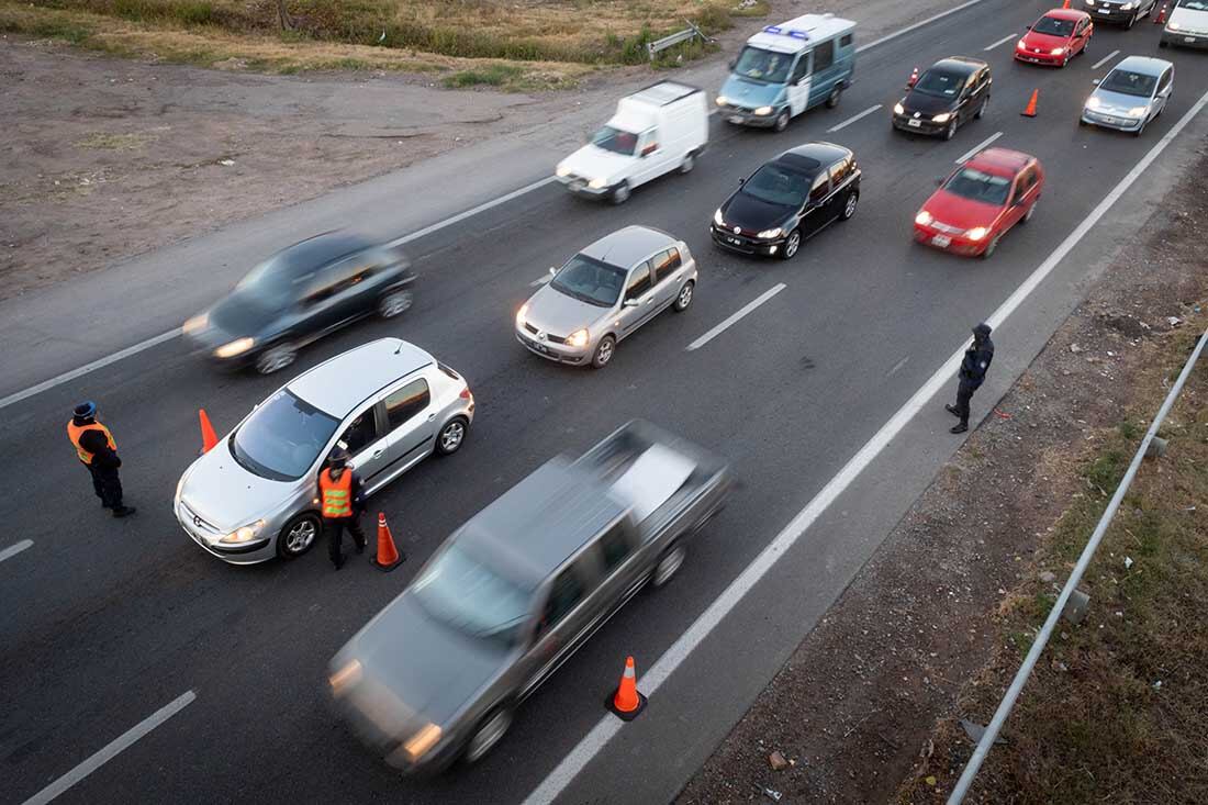 Mendoza 27 de mayo de 2021 
Control Vehicular en el aceso sur

 Los controles se realizan en los distintos accesos a la ciudad de Mendoza pidiendo certificados de circulación.