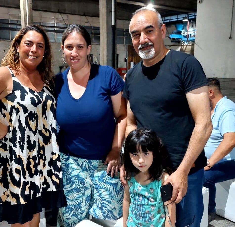 Luciana Zanetta junto a Johana Camargo, su pequeña hija y su papá Raúl Camargo, secretario gral. del Sindicato de Canillitas Mendoza.