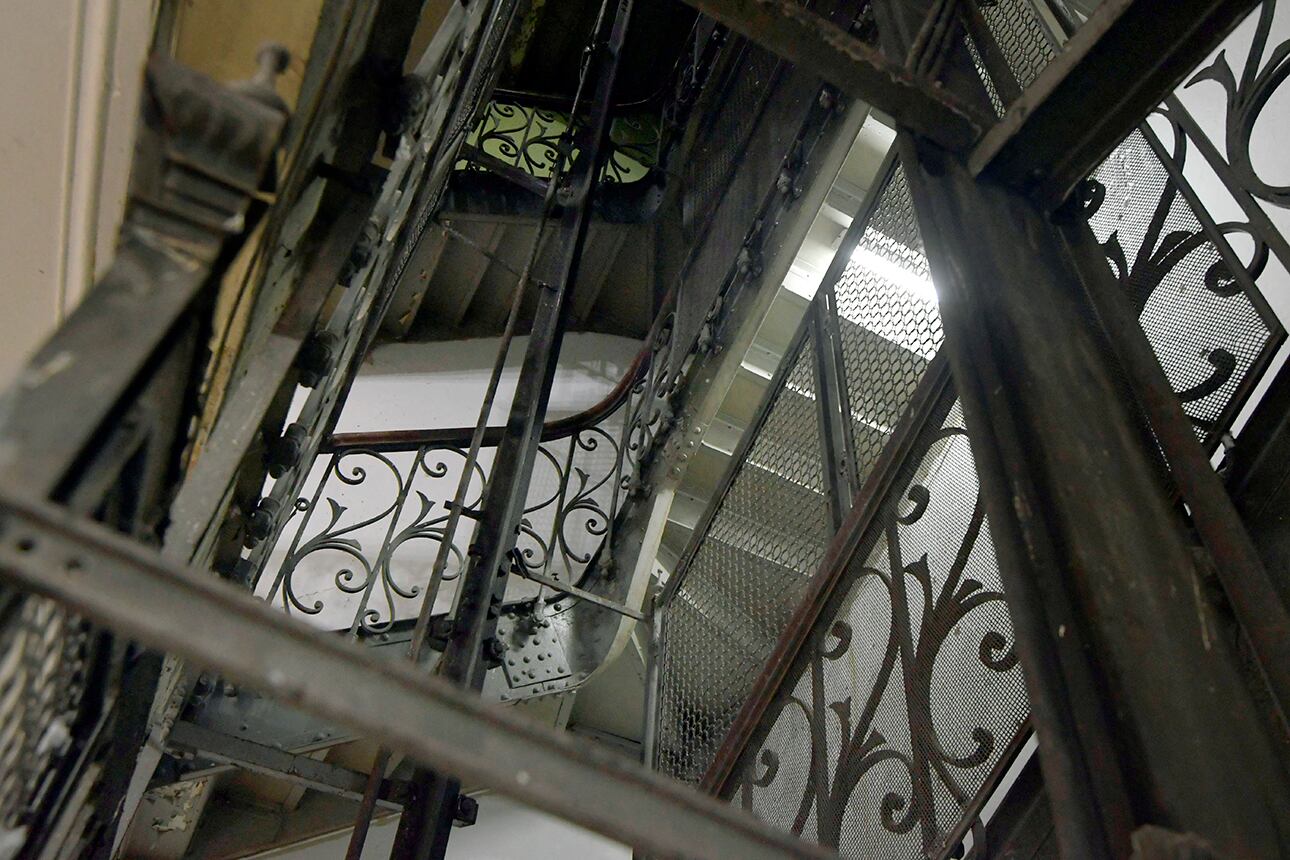 Detalles del ascensor del edificio Ex Jockey Club de Mendoza, actual sede Ministerio de Educación, Cultura e Infancias. Foto: Orlando Pelichotti