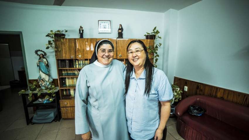 Las monjas Kumiko Kosaka y Asunción Martínez.