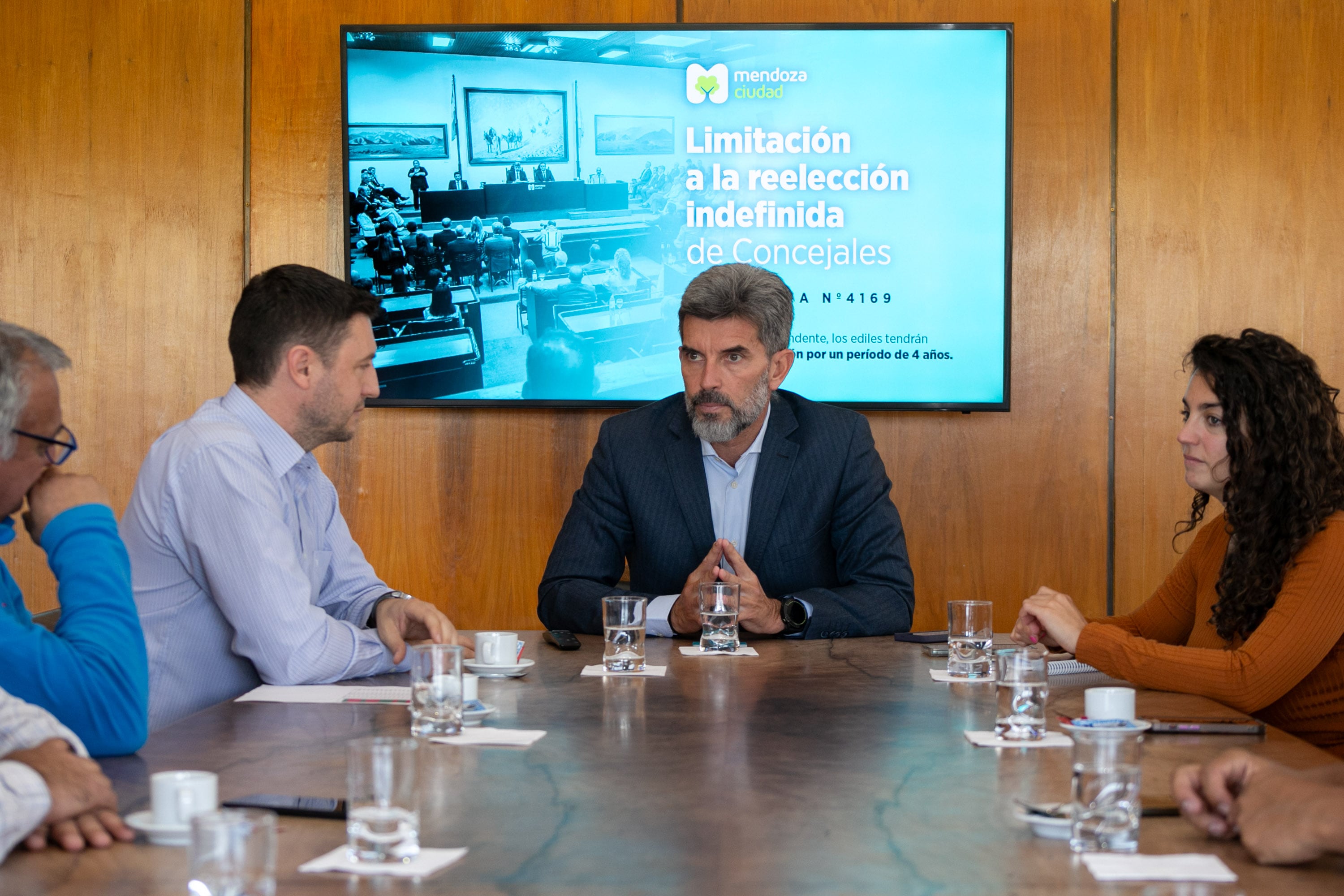 Ulpiano Suarez recibió a concejales de Santa Rosa y San Carlos y compartió esta iniciativa que impulsó la Ciudad en el mes de abril.