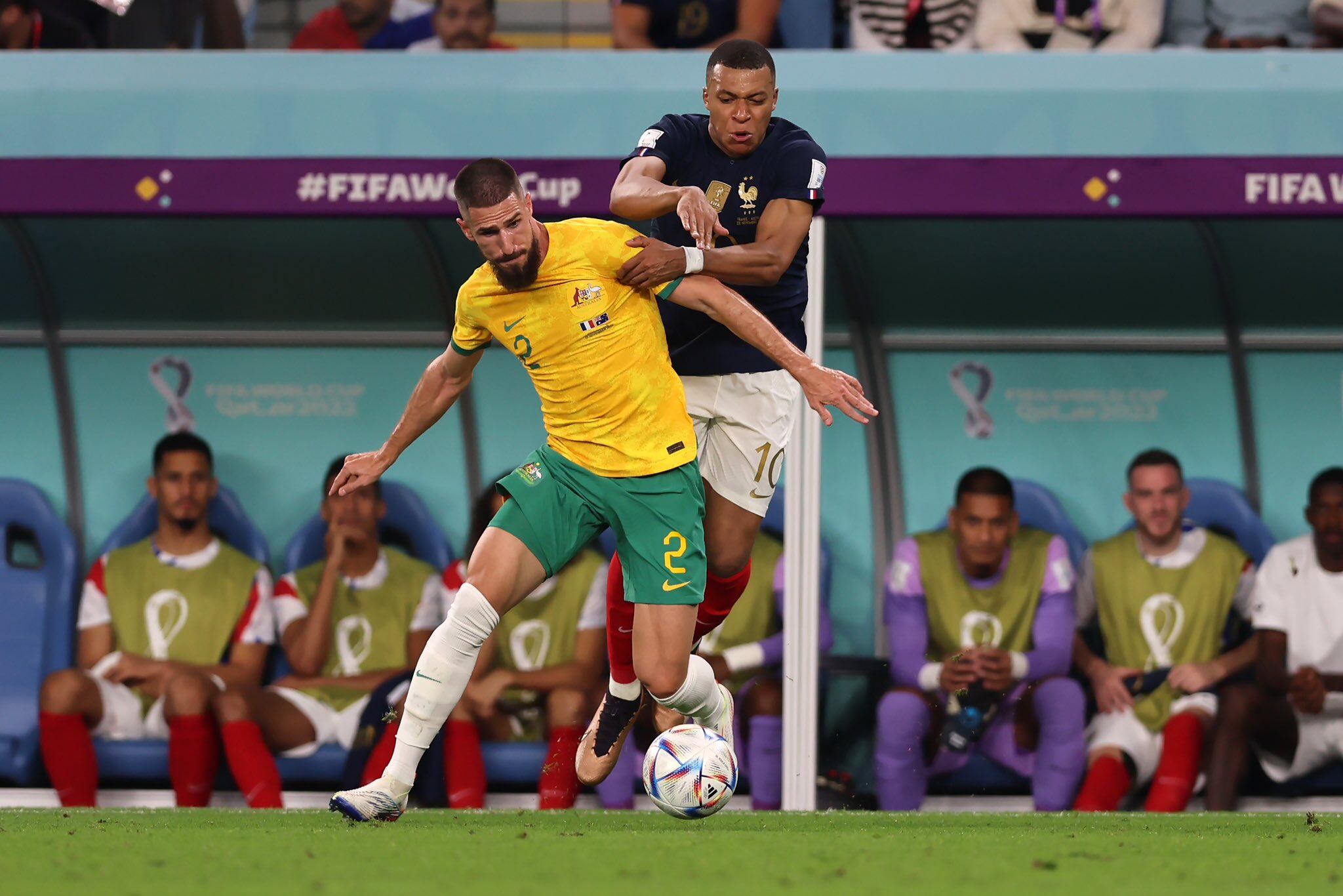 Miloš Degenek enfrentando a Francia