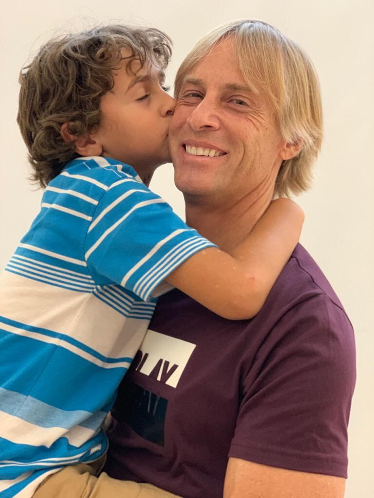 David English y su hijo, Benjamín. "Si hubiese seguido mi 'Sueño Americano', no hubiese tenido a mi hijo ni hubiese tenido esta vida", resalta. / Foto: Gentileza.