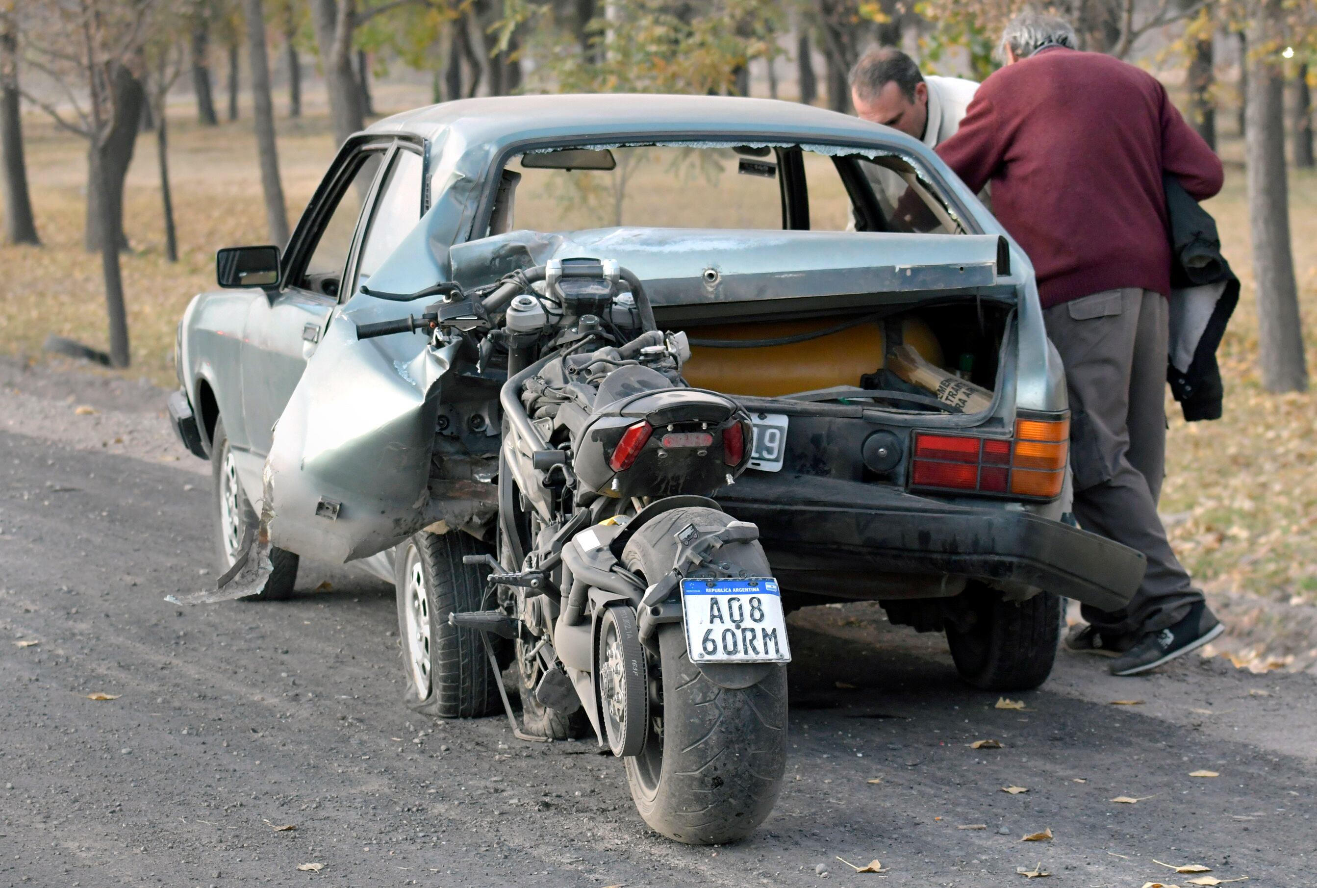 Se accidentó la Reina Nacional de la Vendimia 2016: así quedaron la moto Ducati y el Dodge en el Acceso Sur (Luján) - Foto: Orlando Pelichotti / Los Andes