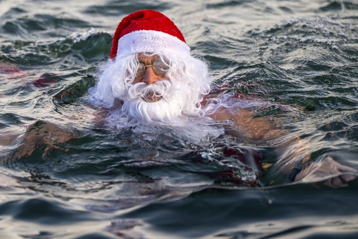 "Copa de Navidad", una prueba de natación celebrada en Ginebra, Suiza. Más de 4400 participantes nadaron los 100 metros de los que se compone esta tradicional prueba, con una temperatura de agua de 7,7 grados. Foto: EFE