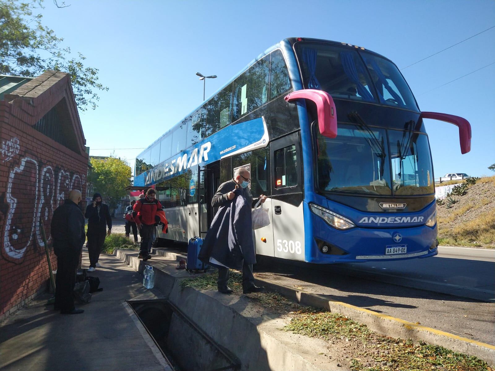 Operadores turísticos realizan una protesta en los ingresos a la Terminal de Mendoza, tras las nuevas restricciones por el coronavirus. Foto Mariana Villa.