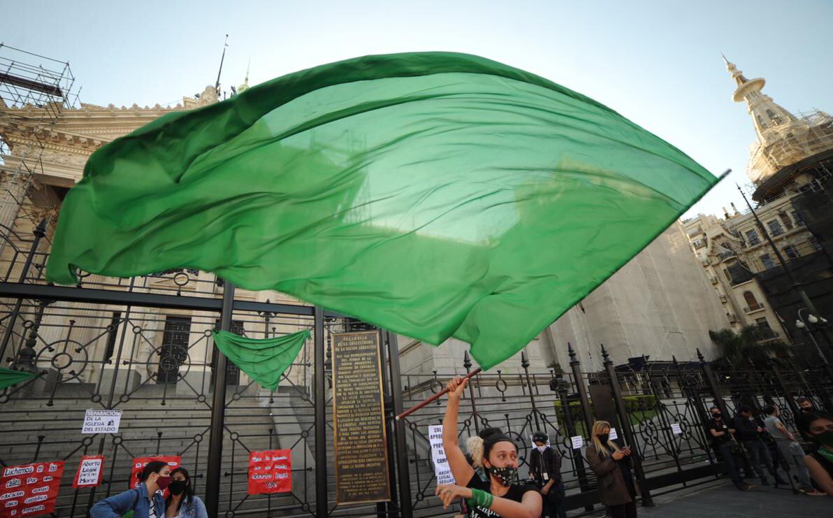 Una mujer agita una bandera durante la manifestación.