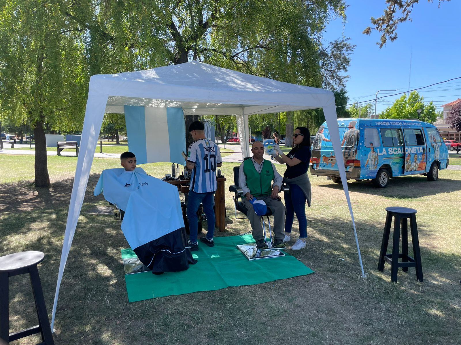 ¿Nace una cábala? La barbería que corta y tiñe el pelo como el “Dibu” Martínez gratis repite hoy la acción. Foto: Gentileza barbería "El Barba"