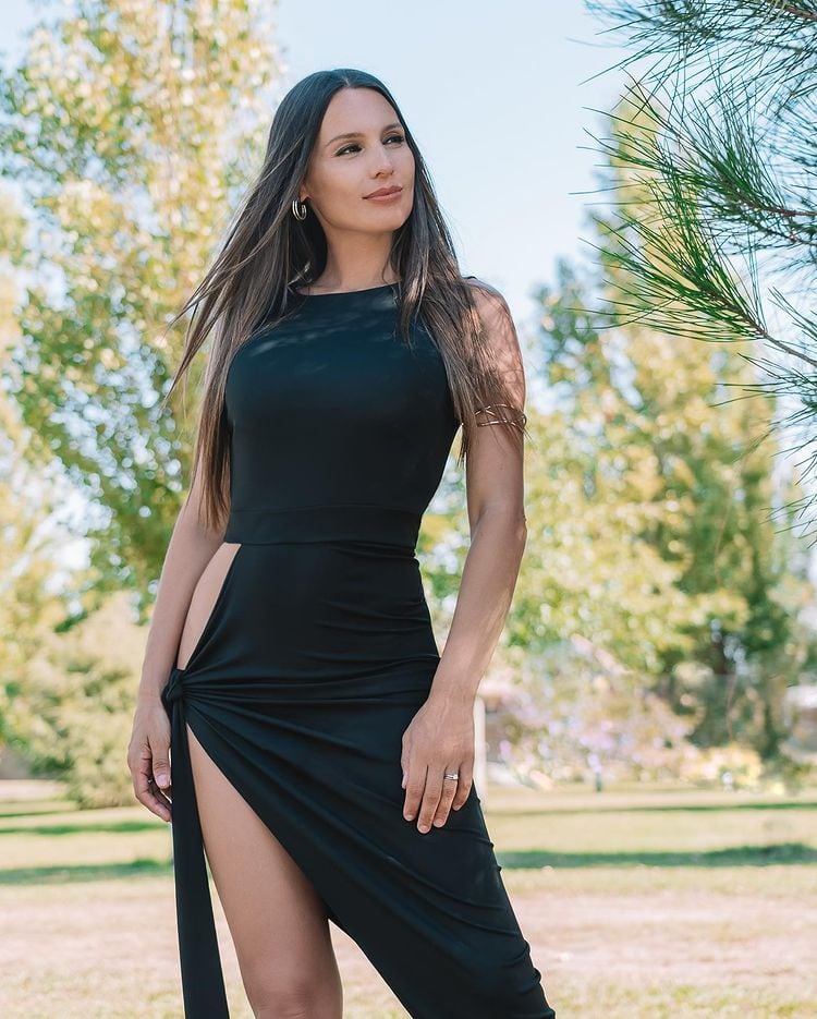 Pampita posó con un vestido negro cut out y con abertura.