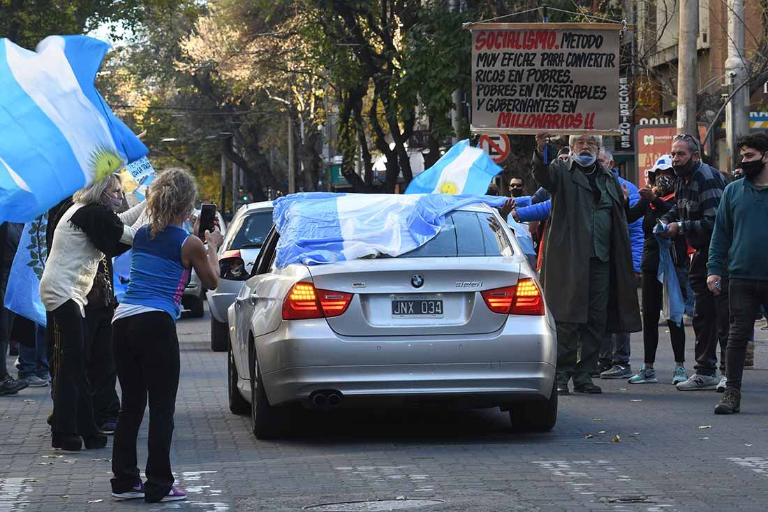 Mendocinos se manifestaron contra las nuevas restricciones del Gobierno nacional en pandemia