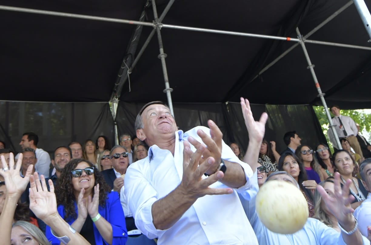 El gobernador Rodolfo Suárez atajó el melón y se llevó todas las miradas en el palco del Carrusel (Foto: Orlando Pelichotti / Los Andes)