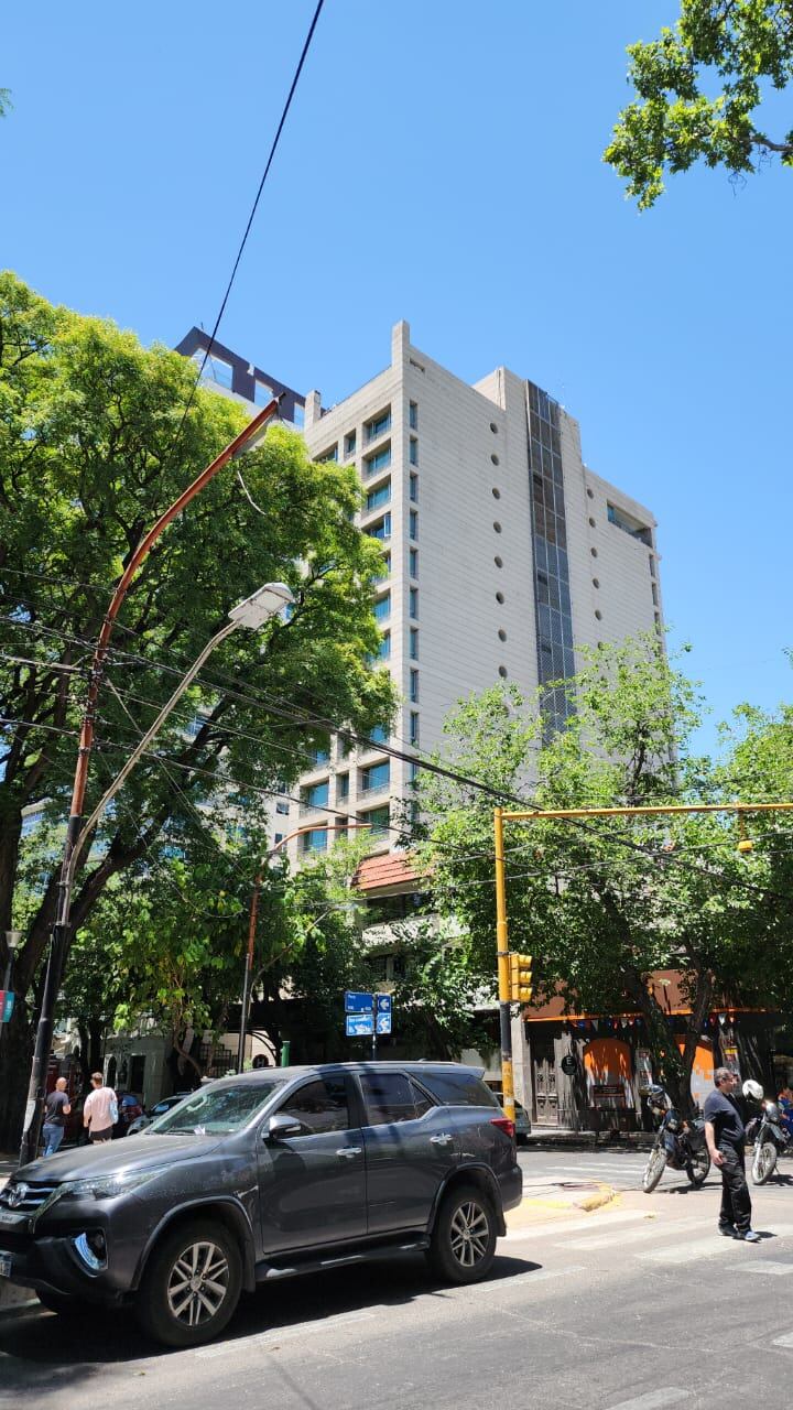 Una mujer amenaza con saltar al vacío desde la terraza del hotel Amérian Executive. Los Andes