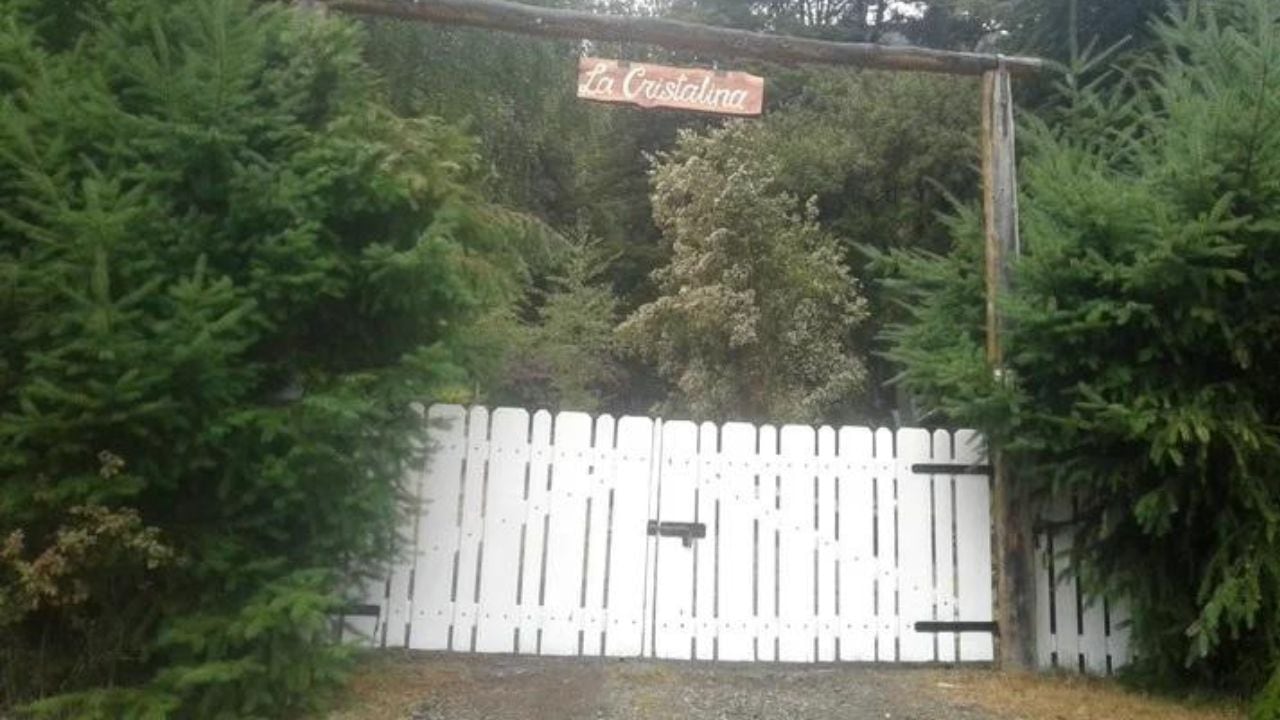 El reclamo del dueño de una cabaña usurpada por mapuches en Mascardi. / Foto: Gentileza