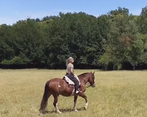 Wanda y Mauro Icardi mostraron sus dotes para cabalgar. Storie de Instagram.