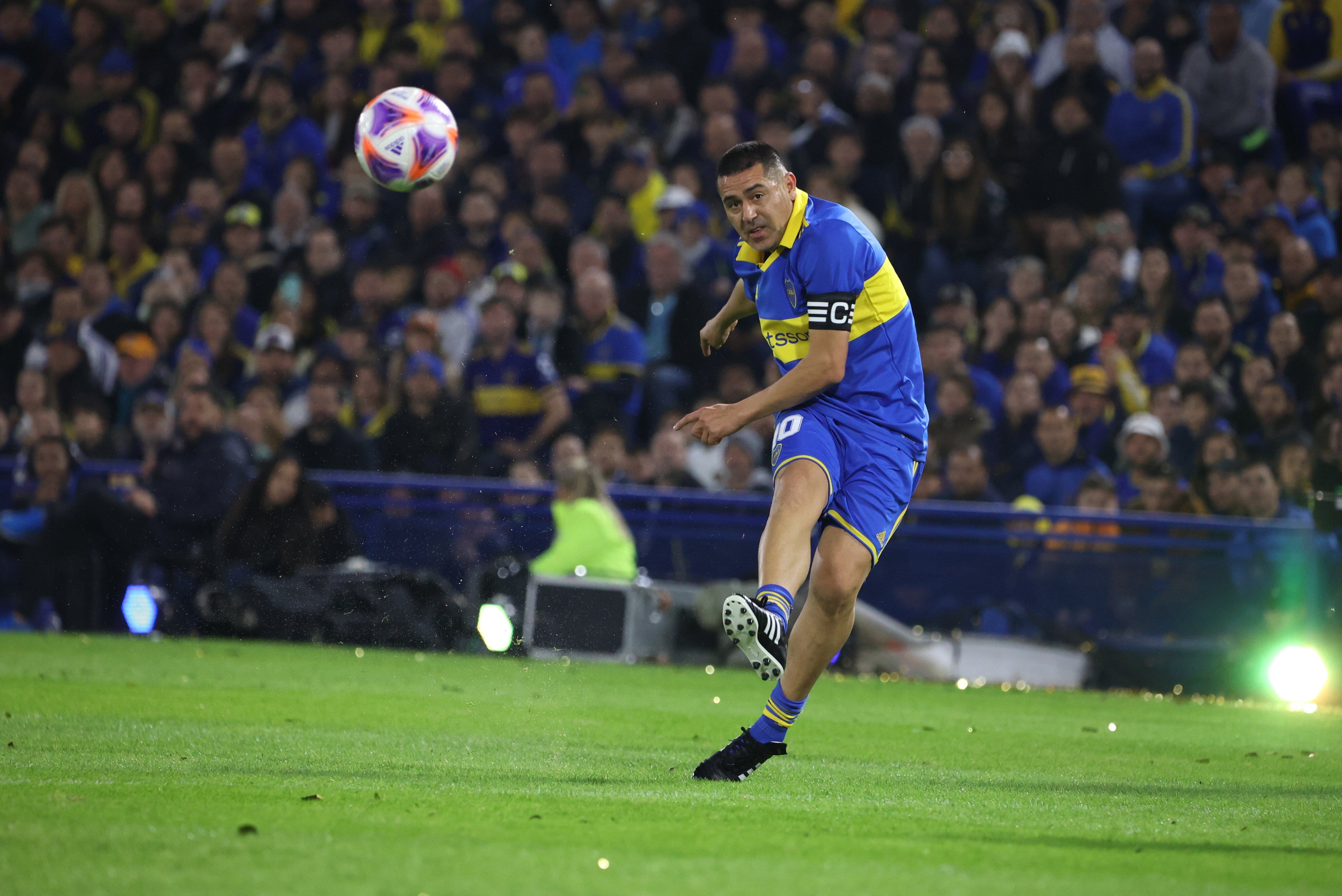 Juan Román Riquelme y su postal de crack. El "10" en su despedida junto a la pelota en la Bombonera colmada. (@BocaJrsOficial)