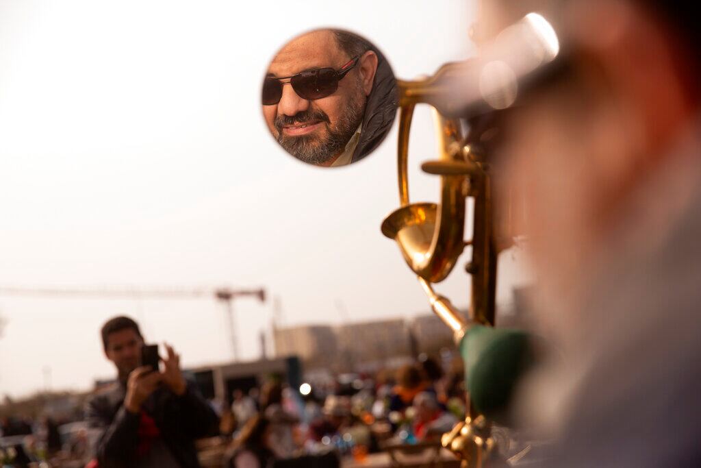 El coleccionista egipcio Mohamed Wahdan se refleja en un espejo de un Ford Modelo T de 1924 durante una exhibición pública el sábado 19 de marzo de 2022, en El Cairo, Egipto. El vehículo perteneció alguna vez al rey Farouk de Egipto y forma parte de más de 250 coches vintage, antiguos y clásicos que Wahdan ha coleccionado durante los últimos 20 años. (AP Foto/Amr Nabil)