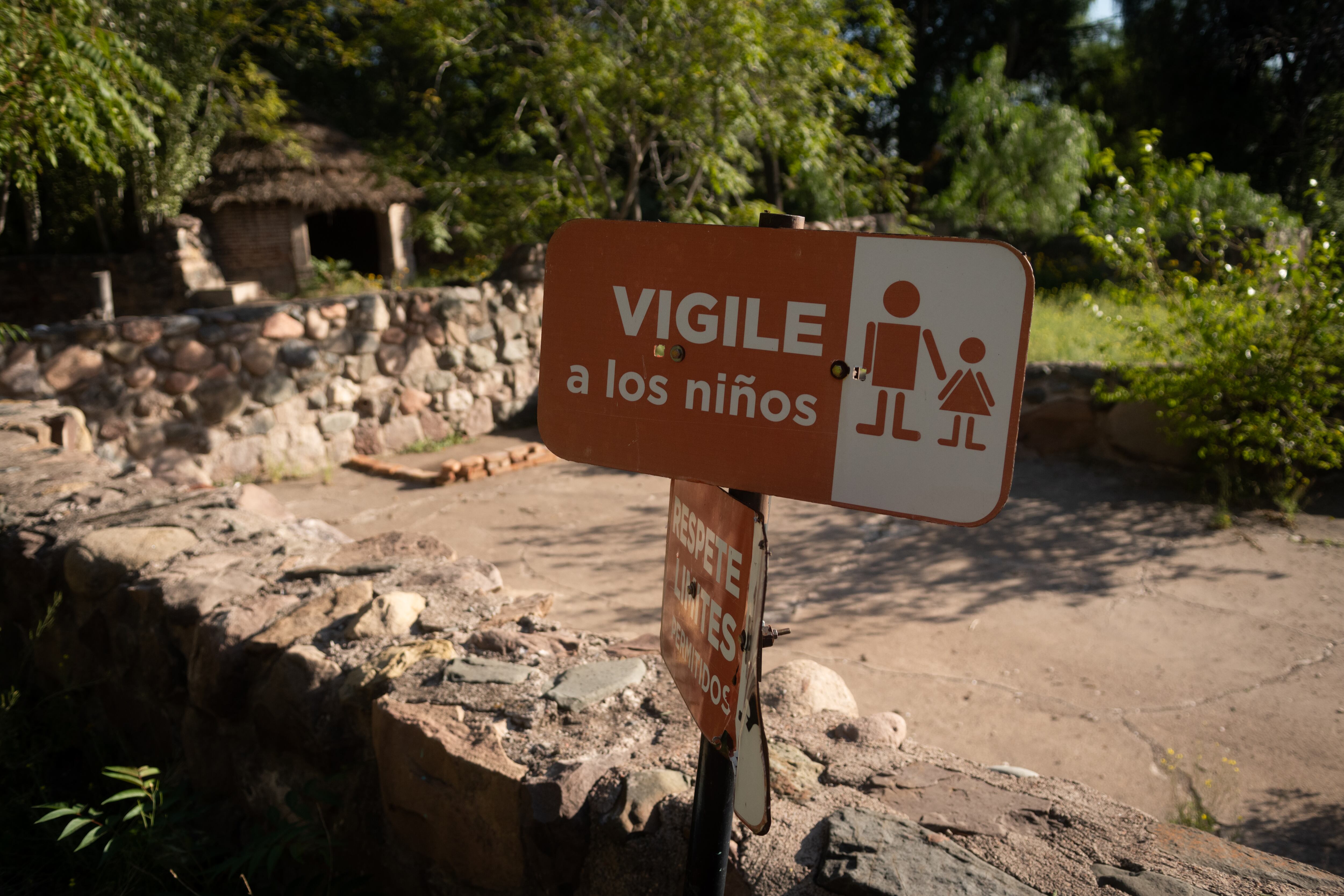 Todavía se pueden ver los antiguos carteles del Ex Zoológico de Mendoza.