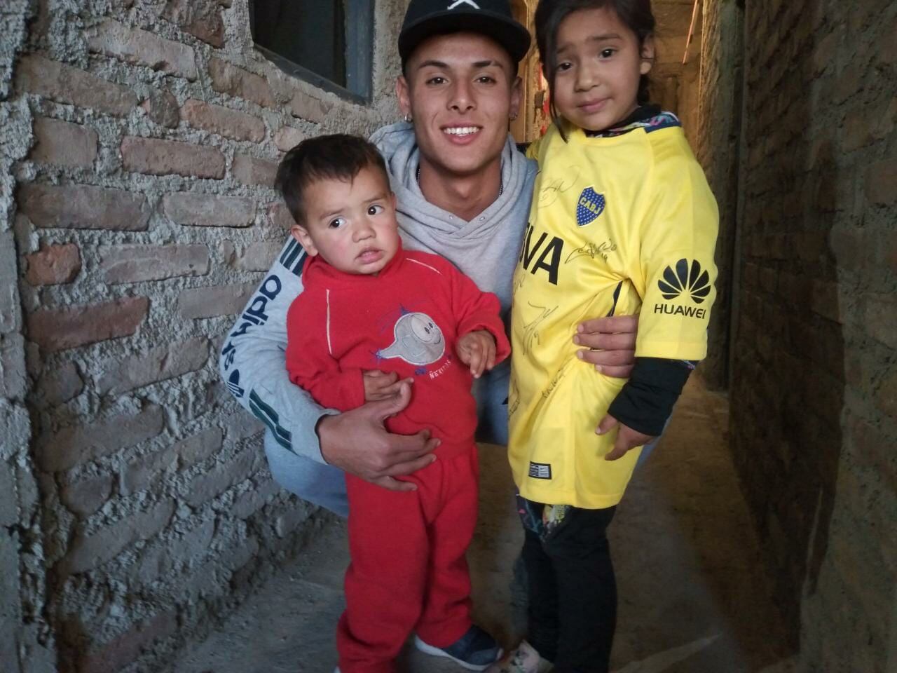 Lucas y su ahijada, todos fanáticos de Boca.