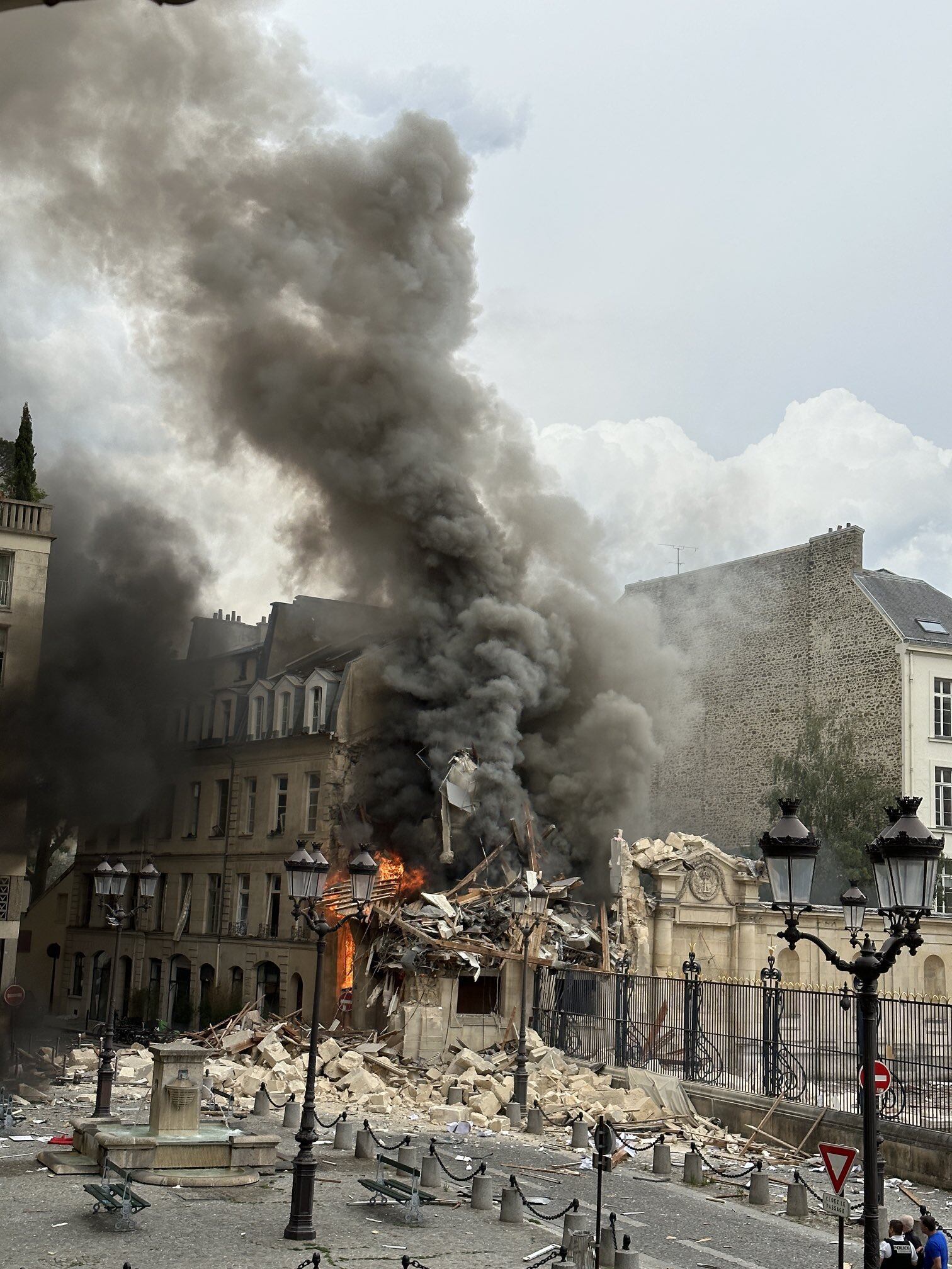 La explosión se produjo cerca del histórico hospital militar Val de Grace - Foto Twitter Brad Welton