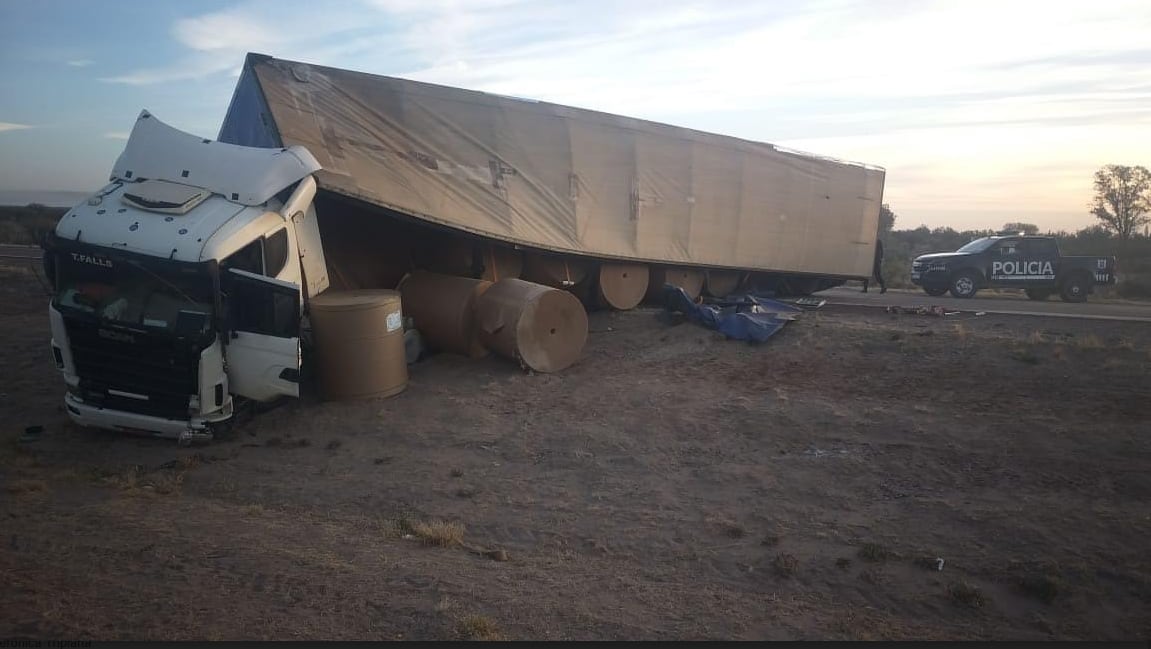 Camión volcado tras un choque en Santa Rosa.