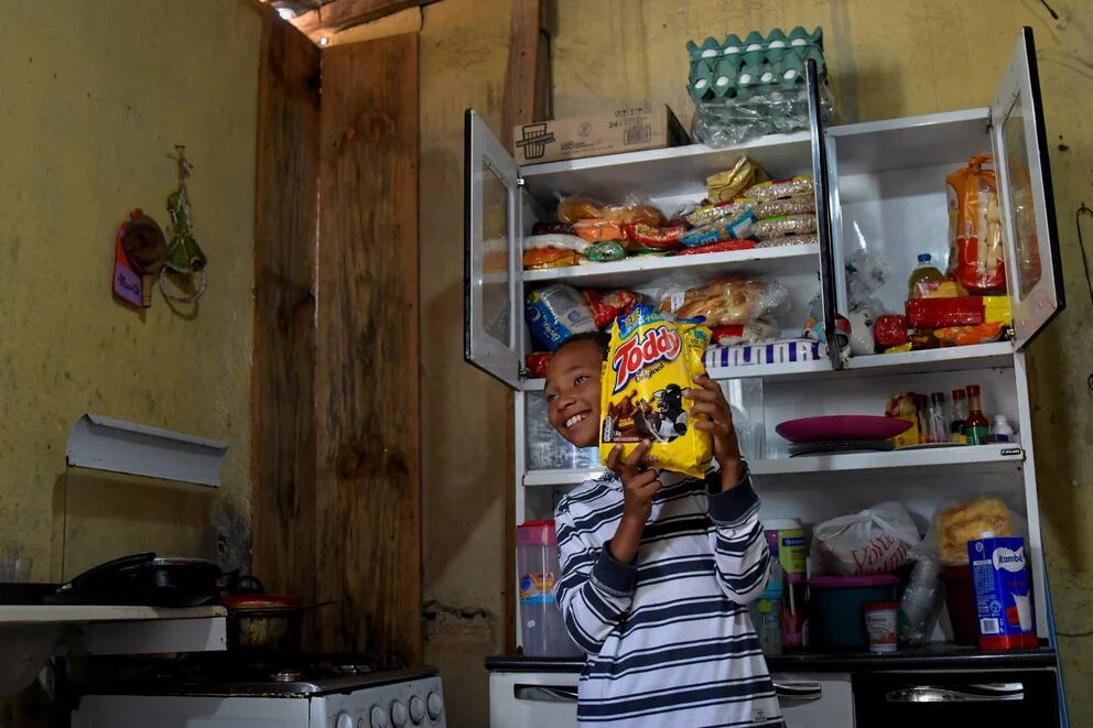 Miguel posa con las donaciones. Foto: REUTERS / Washington Alves