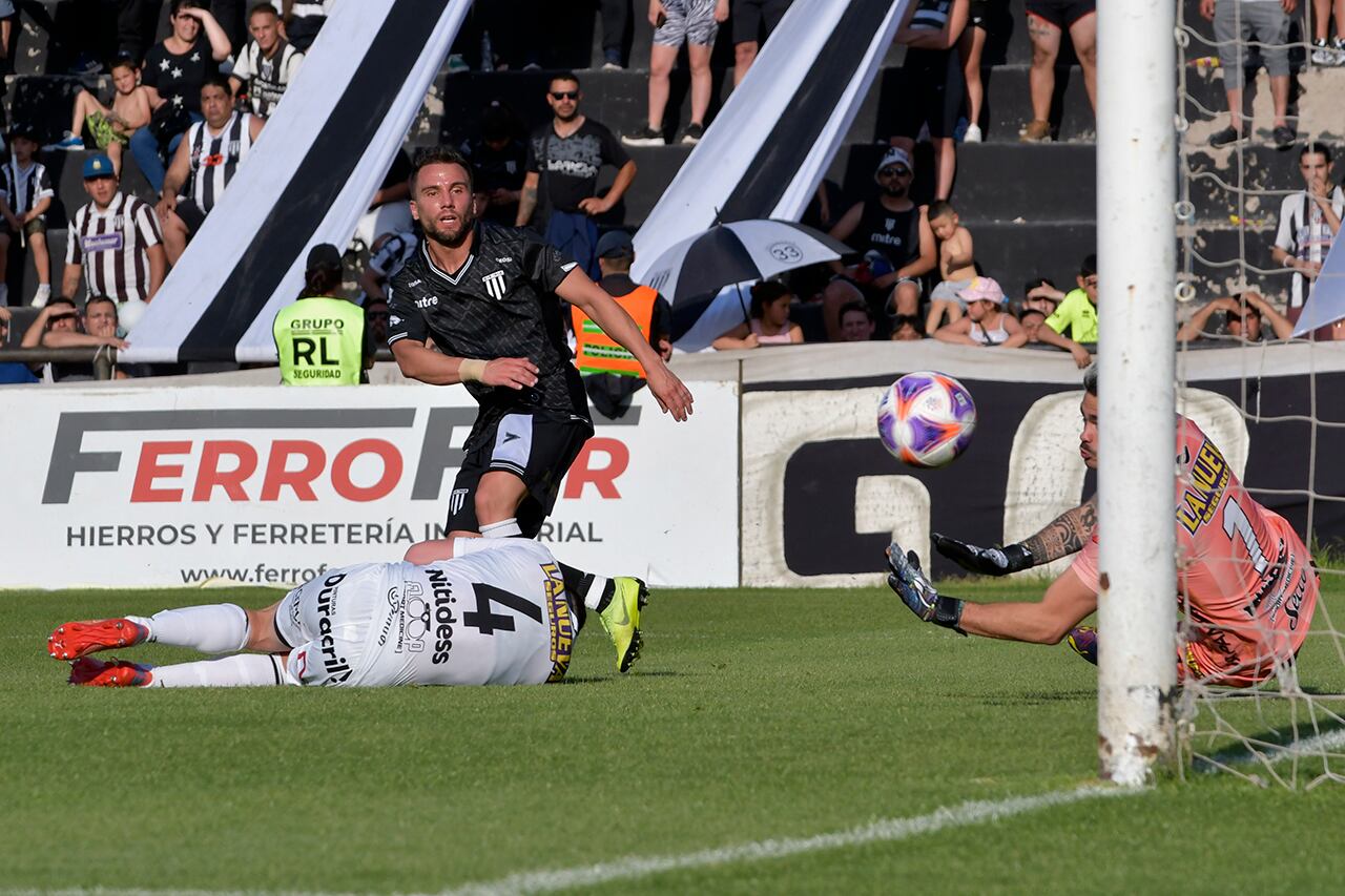 El Club Atlético Gimnasia y Esgrima le ganó a Estudiantes de Caseros 1-0 por la 36° fecha del torneo de Primera Nacional en el estadio Víctor Legrotaglie y se trepó al tercer puesto de la tabla de posiciones.
Foto: Orlando Pelichotti
