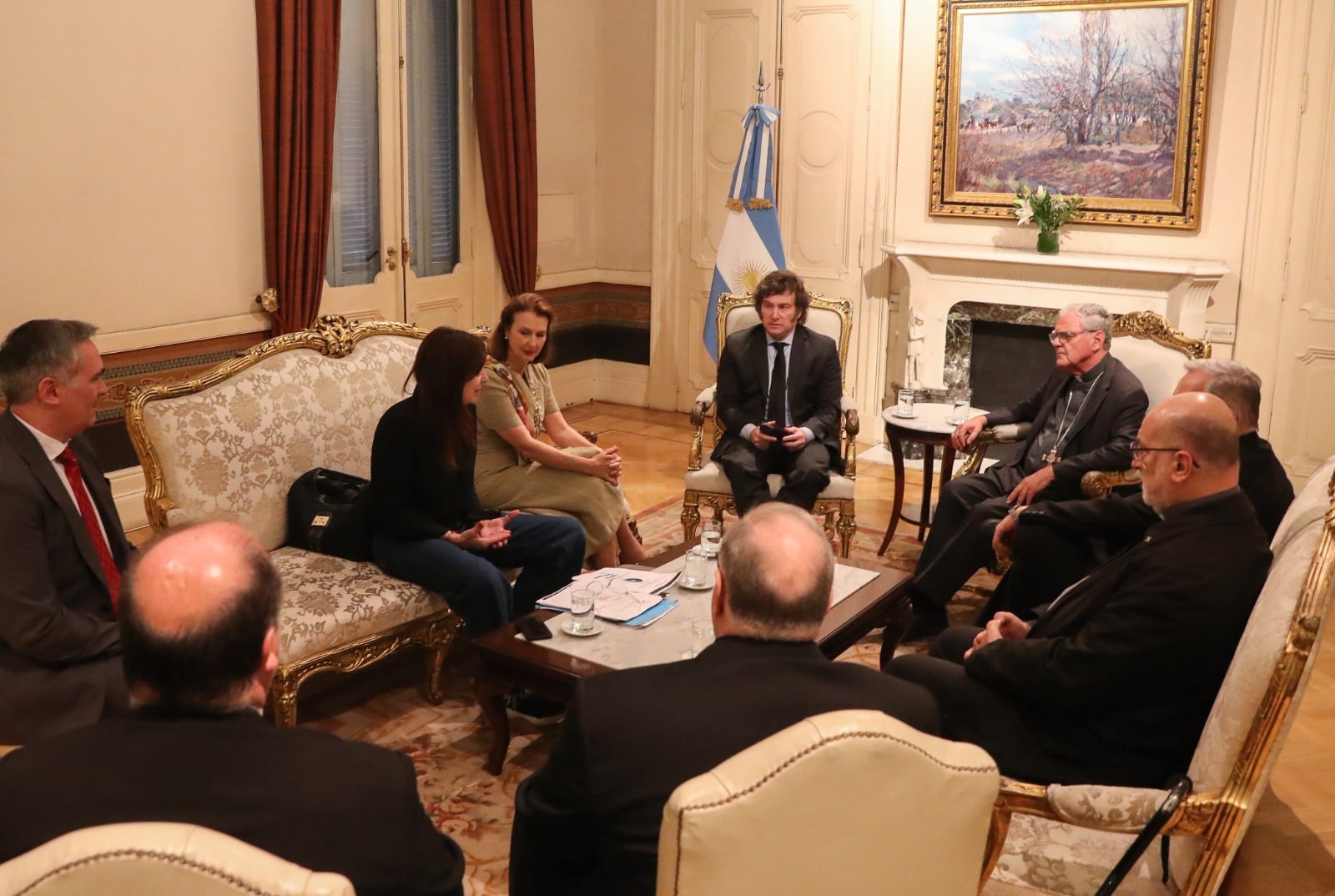 Javier Milei recibió en Casa Rosada a los integrantes de la comisión ejecutiva de la Conferencia Episcopal Argentina, encabezados por su titular, Monseñor Oscar Ojea. (Presidencia)