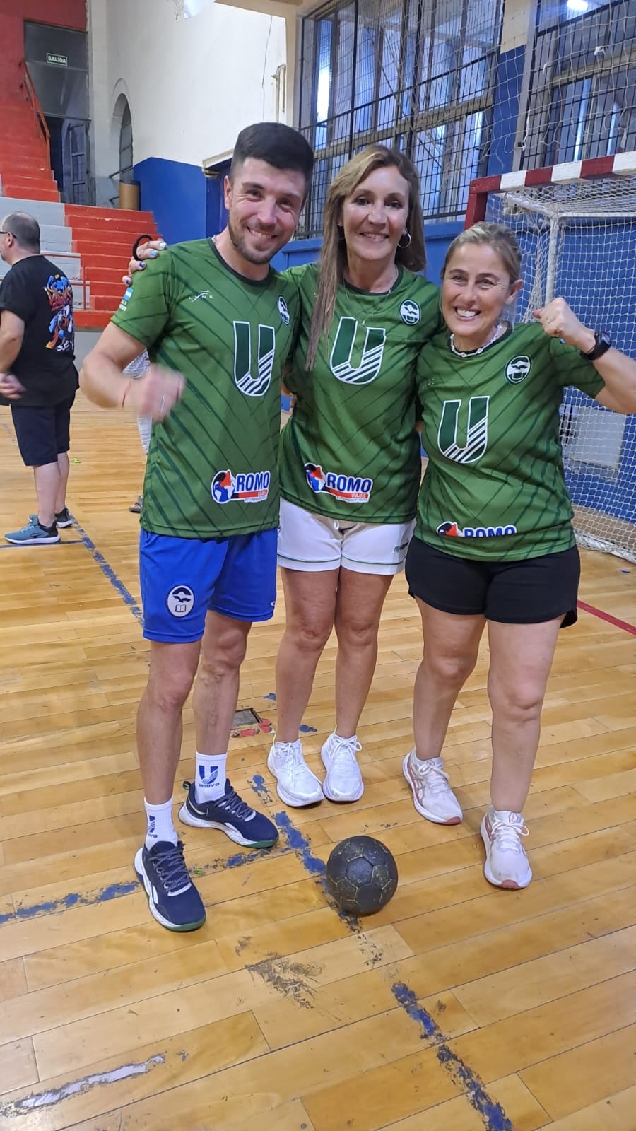 Los entrenadores del equipo de primera damas de la UN Cuyo artífices de ambos campeonatos.