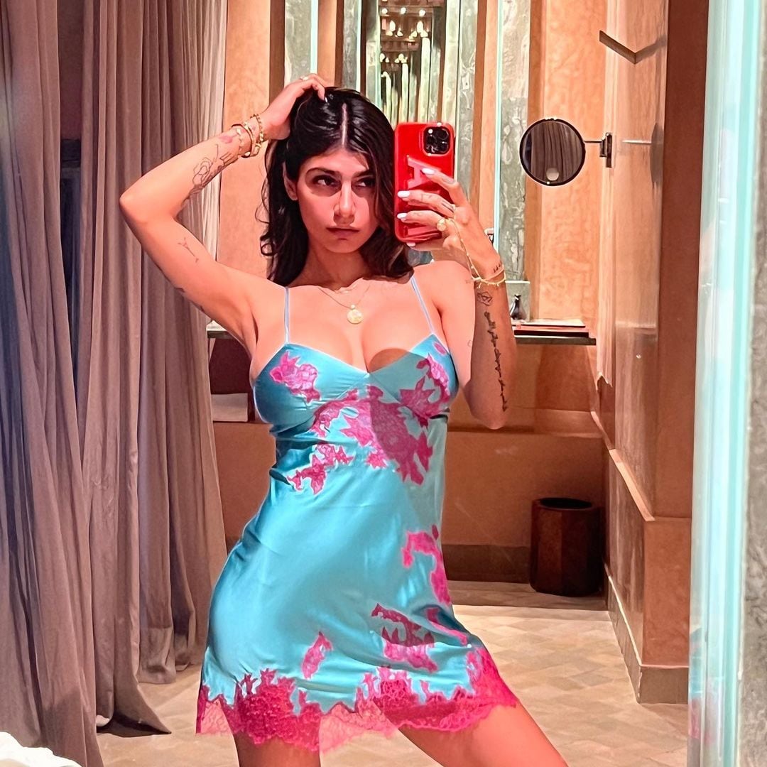 Mia Khalifa luciendo un vestidito que resaltó su figura