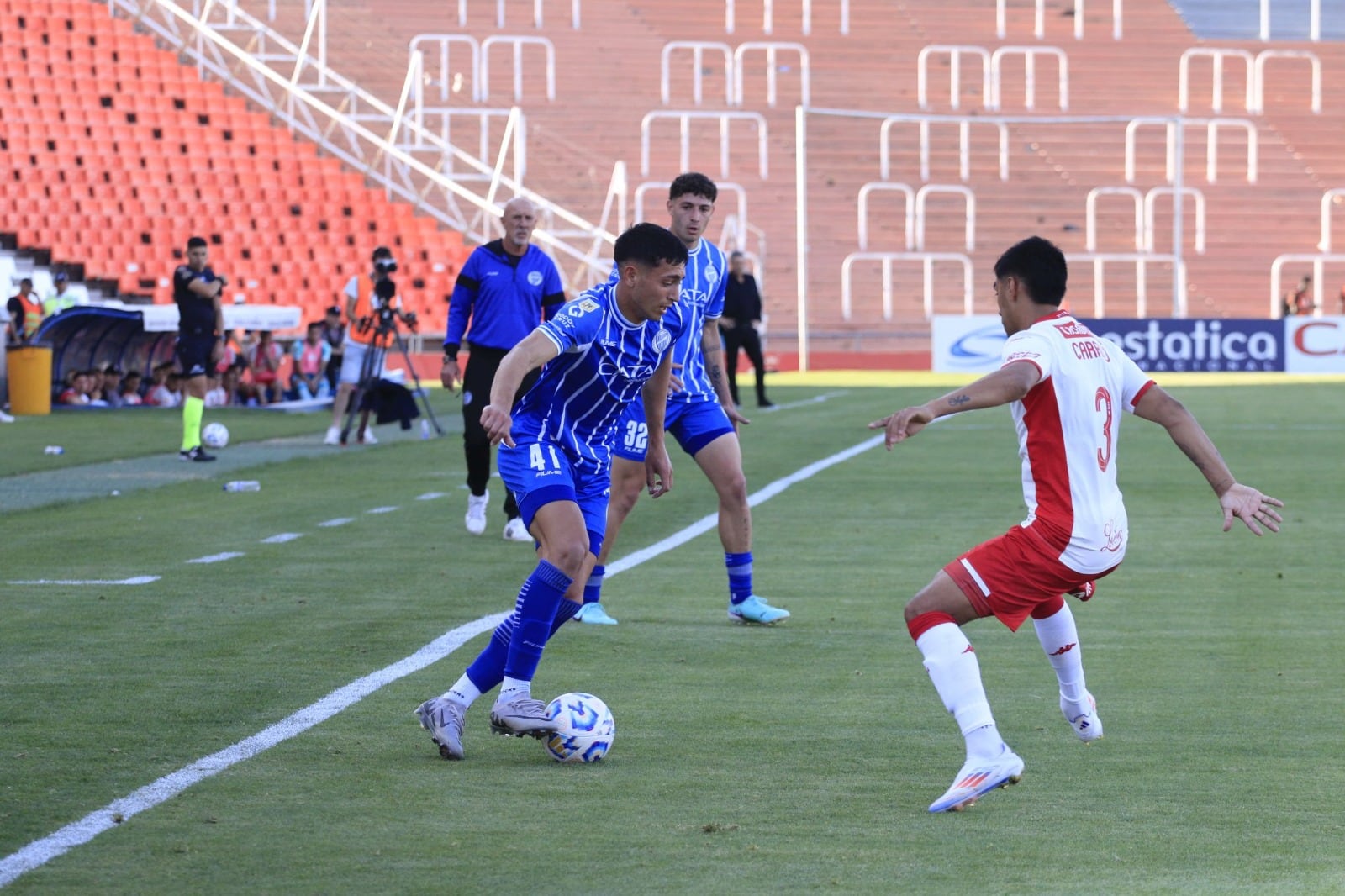 Facundo Altamira domina el balón y busca romper el eje defensivo del Globo. / Gentileza: Prensa Godoy Cruz.