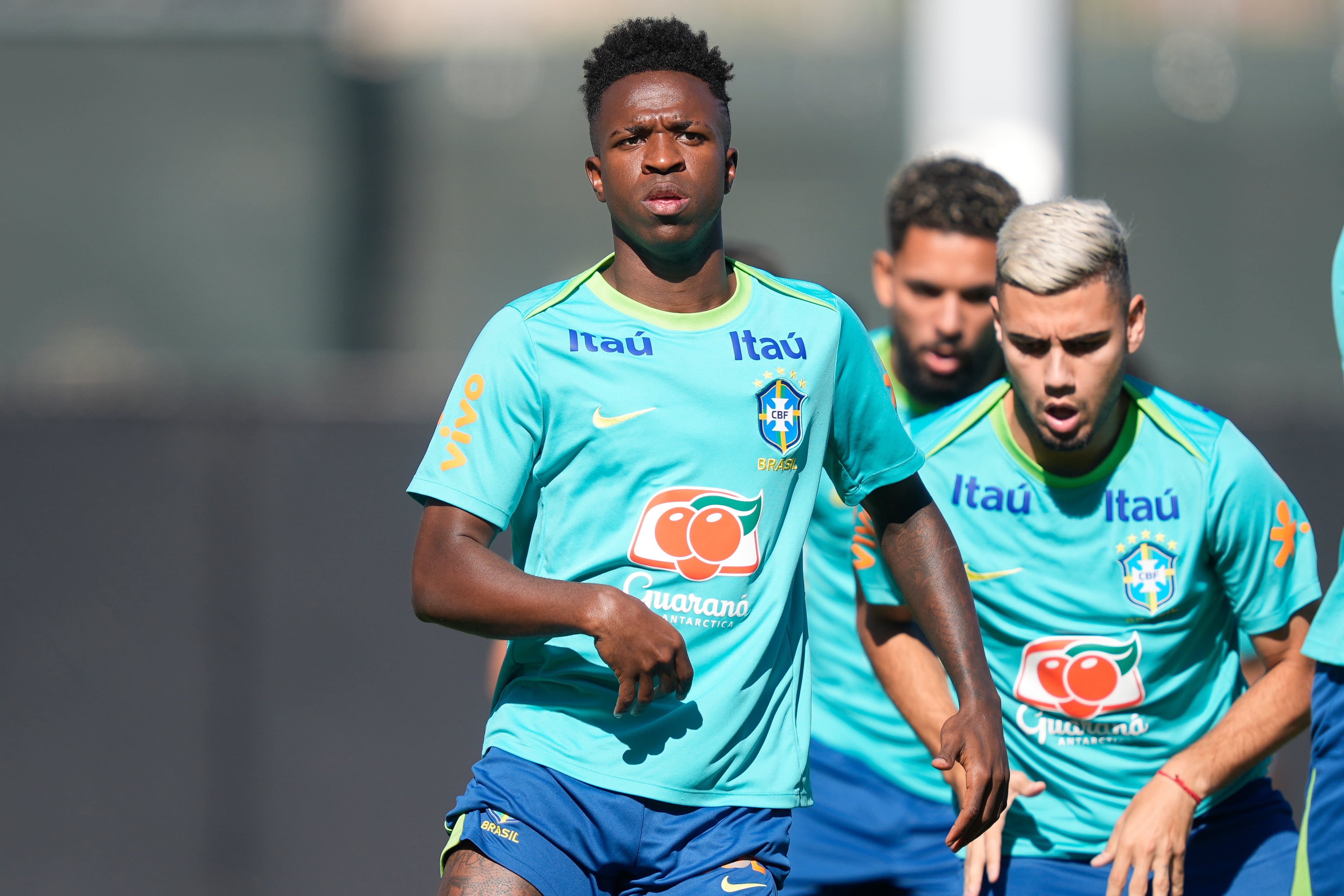 El delantero brasileño Vinicius Junior (izquierda) durante un entrenamiento previo al partido contra Costa Rica por la Copa América, el sábado 22 de junio de 2024, en Los Ángeles. (AP Foto/Ryan Sun)