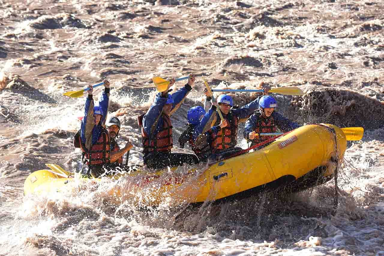 Turismo en alta montaña. 
turistas de varias provincias hacen Rafting y tirolesa