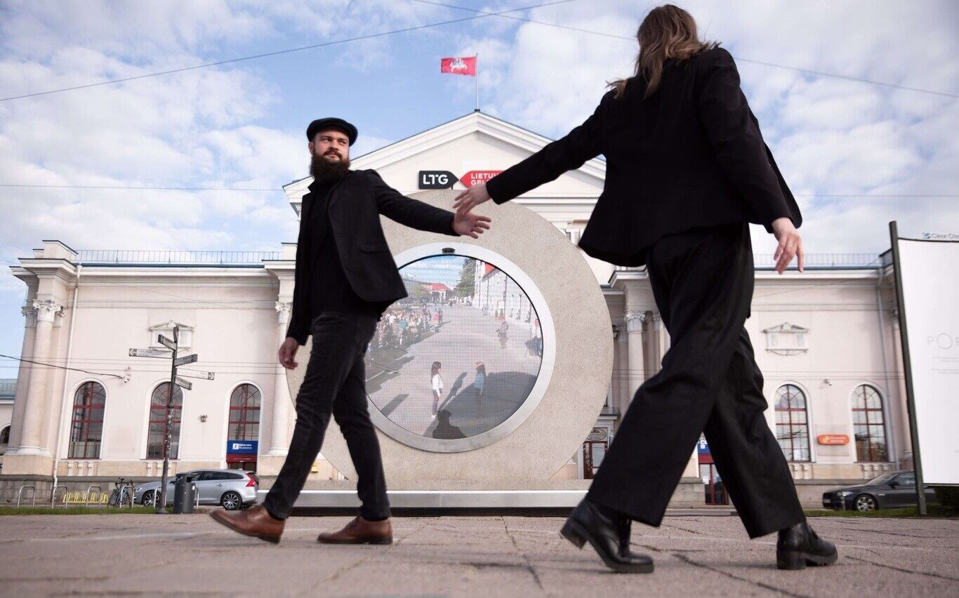 Son dos pantallas gigantes ubicadas en dos ciudades separadas por 600 km - 