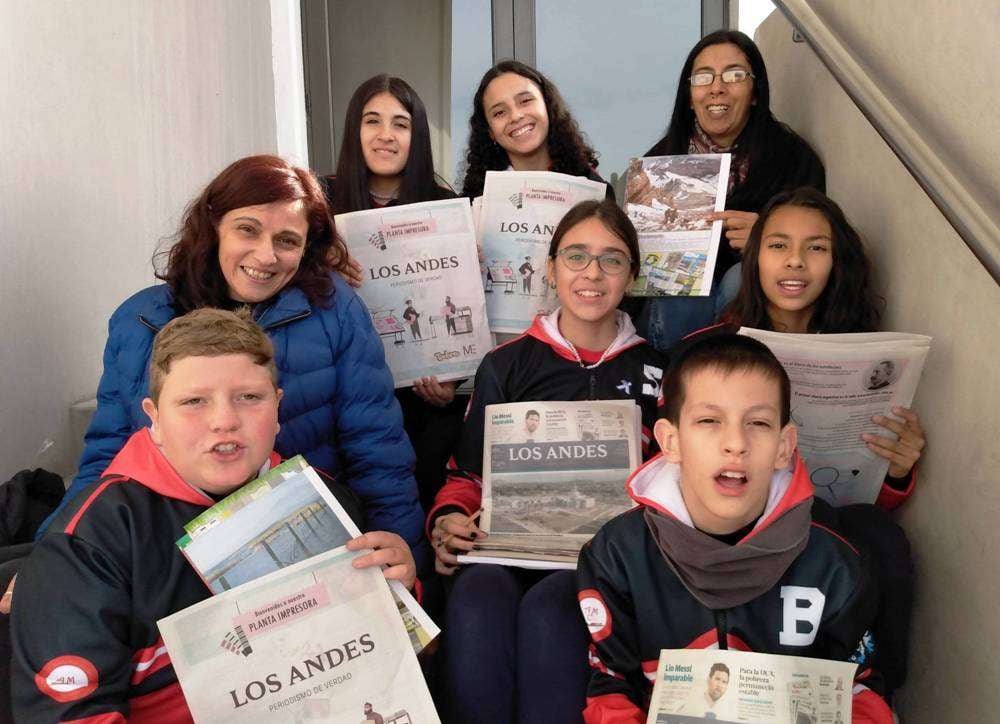 Luciano, Valentina, Agustina, Bianca, Serena y Benja, acompañados por Analía Gómez y Natalia Cayo, sus docentes.