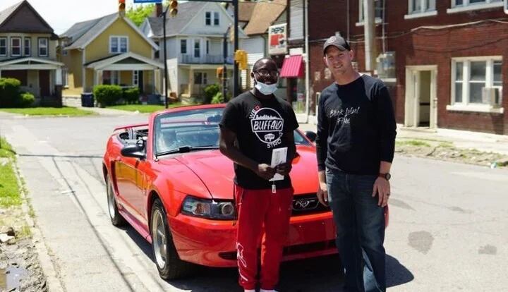 Vecino de lugar le regaló un Mustang rojo descapotable como reconocimiento a su gran labor.