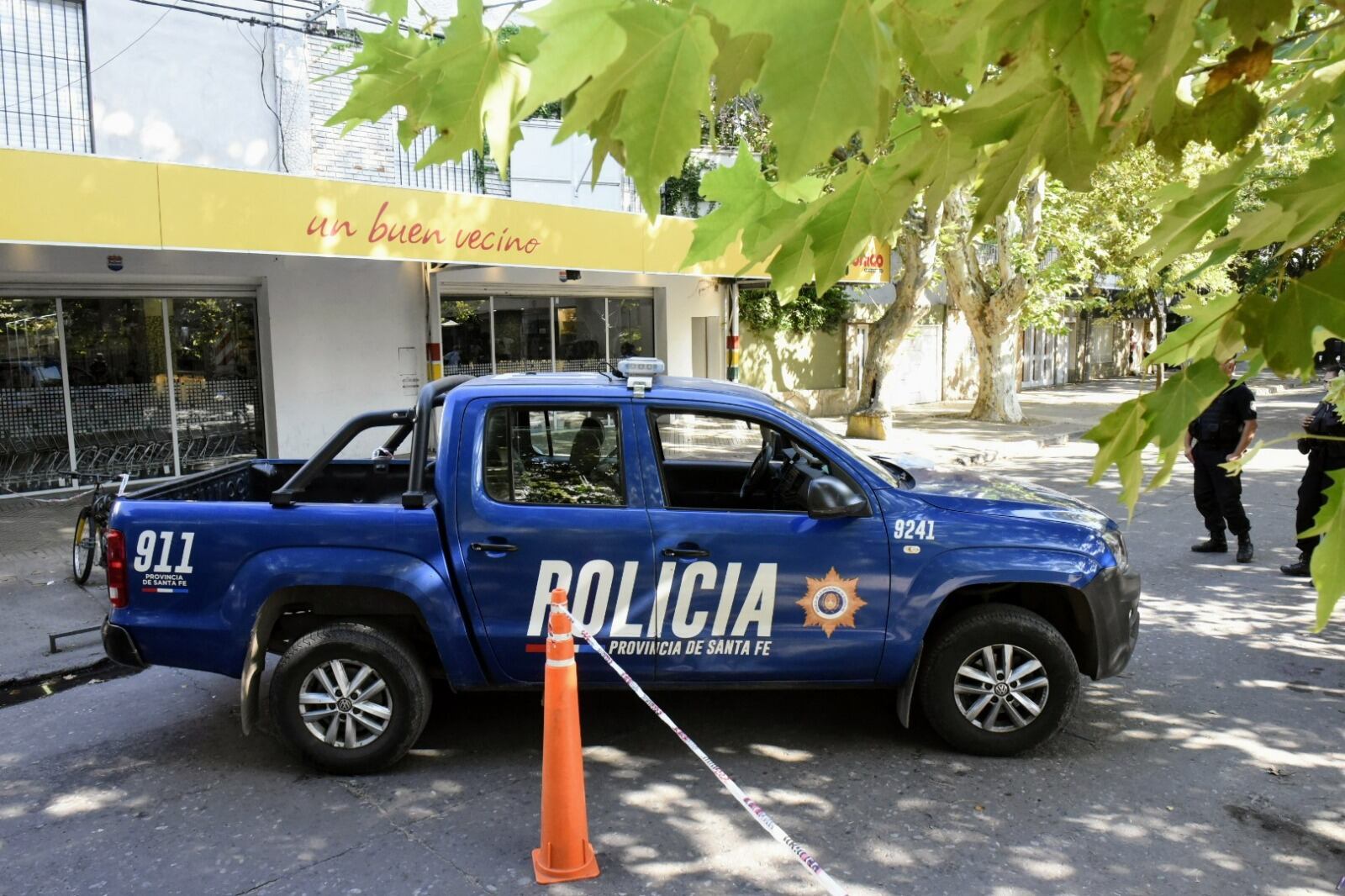 Así quedó el supermercado "Único" en Rosario, propiedad de la familia de Antonela Roccuzzo. Fue baleado 14 veces. Además, los delincuentes dejaron un mensaje mafioso para Lionel Messi. (Foto: Clarín)