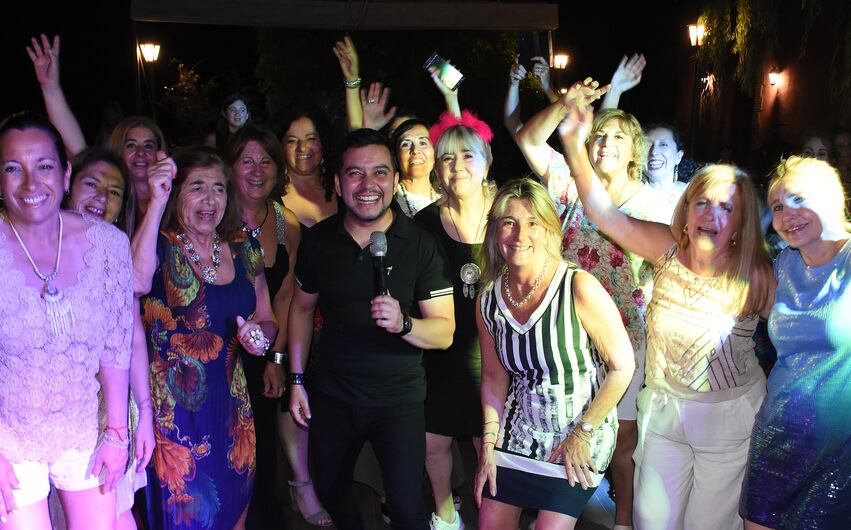 Matías Zambroni con las socias en pleno show.