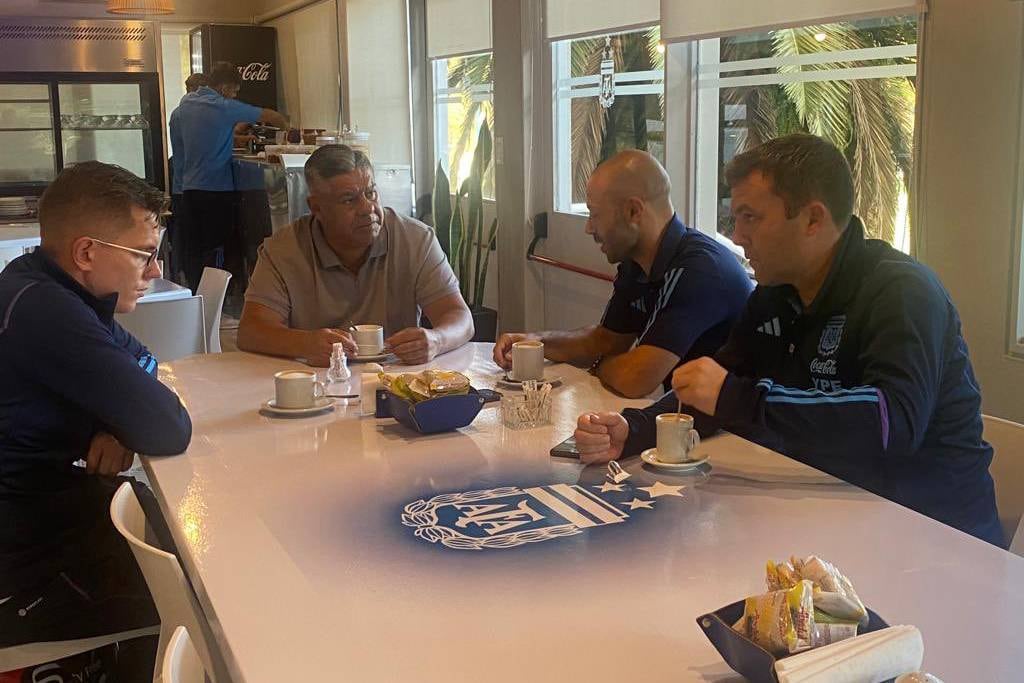 La reunión entre el "Chiqui" Tapia y Mascherano en el predio de Ezeiza. (@tapiachiqui)