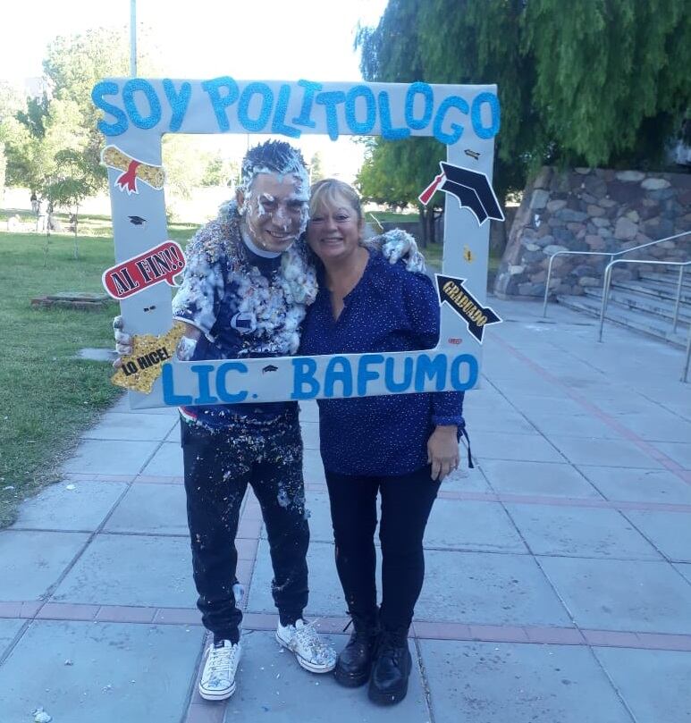 Bafumo recibió el cariño de su familia, sus compañeros y colegas al recibirse. | Foto: gentileza