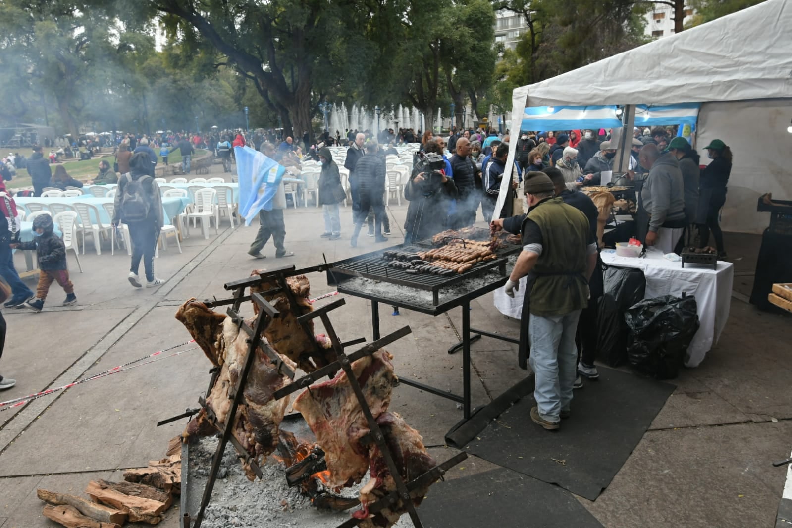 Desde las 12 comenzaron los festejos por el 25 de Mayo en la Plaza Independencia. 