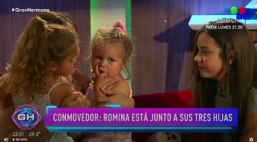 Romina junto a sus hijas